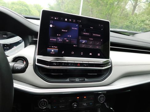 Used 2025 Jeep Compass Limited image 9