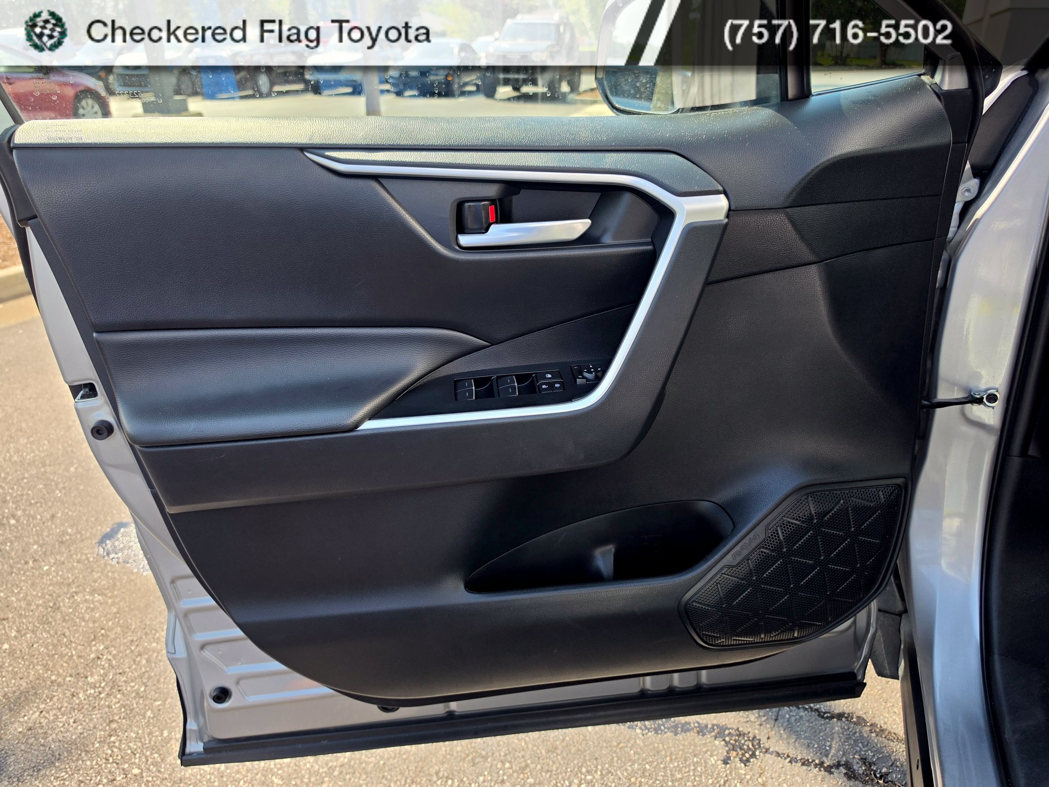Used 2025 Toyota RAV4 XLE FWD image 15