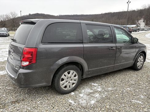 Used 2019 Dodge Grand Caravan SE w/ UConnect Hands-Free Group image 4
