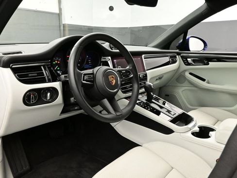 Certified 2025 Porsche Macan AWD/4WD image 4