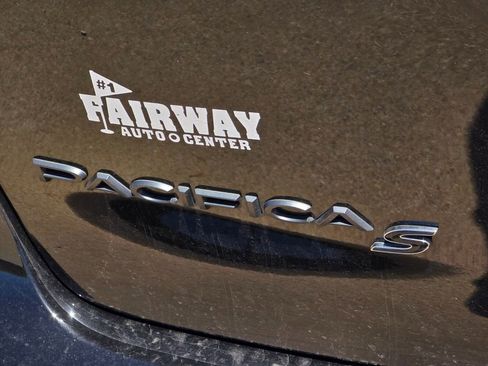 Used 2025 Chrysler Pacifica Limited FWD image 8