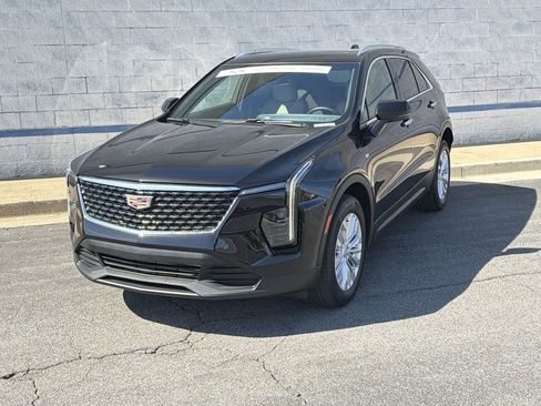 Certified 2024 Cadillac XT4 Luxury w/ Cold Weather Package image 3