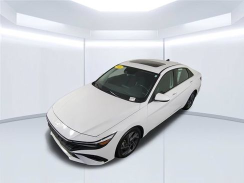 Used 2025 Hyundai Elantra SEL FWD image 41