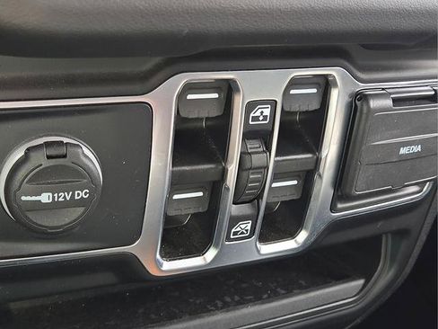 Used 2025 Jeep Wrangler Unlimited Sahara image 27