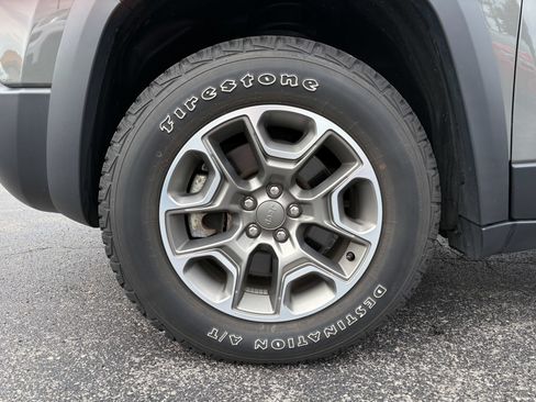 Used 2022 Jeep Cherokee Trailhawk AWD/4WD image 37