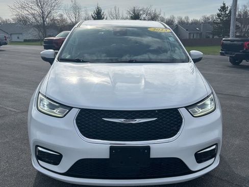 Used 2023 Chrysler Pacifica Touring-L FWD image 2