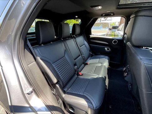 New 2025 Land Rover Discovery Dynamic SE image 27