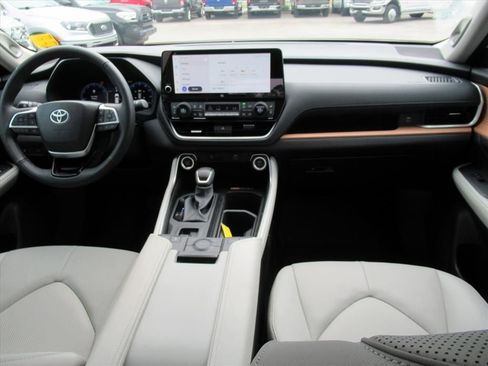 Used 2025 Toyota Grand Highlander FWD image 12