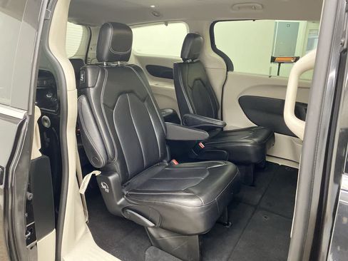 Used 2023 Chrysler Pacifica Touring-L FWD image 17