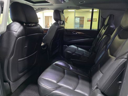 Used 2020 Cadillac Escalade ESV Luxury AWD/4WD image 19