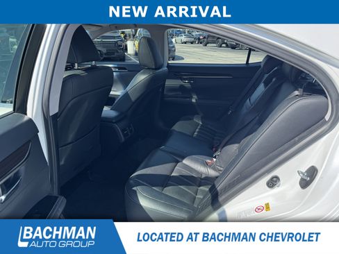 Used 2016 Lexus ES 300h w/ Luxury Package w/Wood Trim FWD image 8