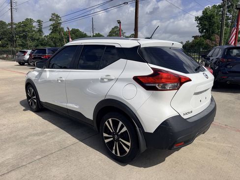 Used 2018 Nissan Kicks SV FWD image 5