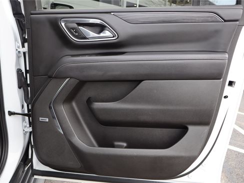 Used 2023 GMC Yukon XL SLT image 32