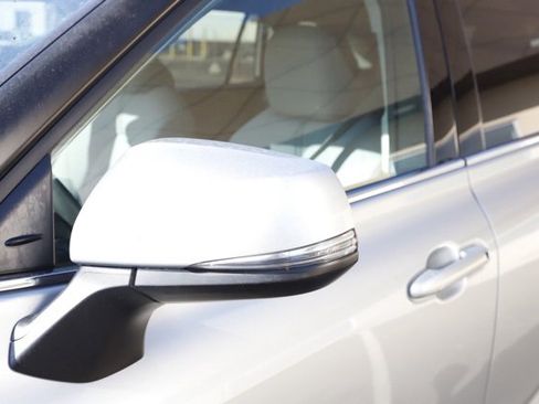 Used 2020 Toyota Highlander L image 12