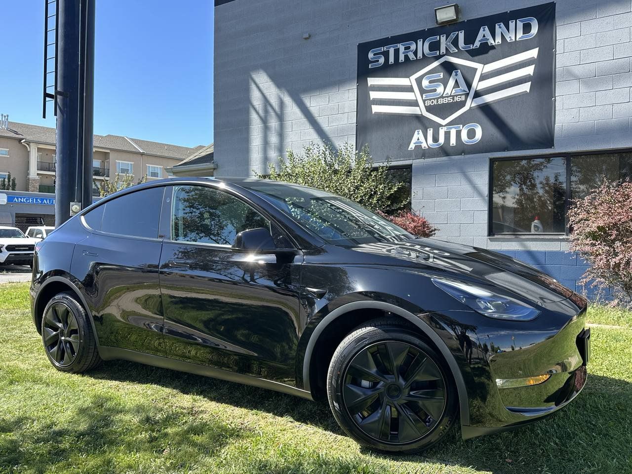 Used 2025 Tesla Model Y Long Range AWD/4WD image 1