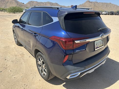 Used 2021 Kia Seltos EX AWD/4WD image 3