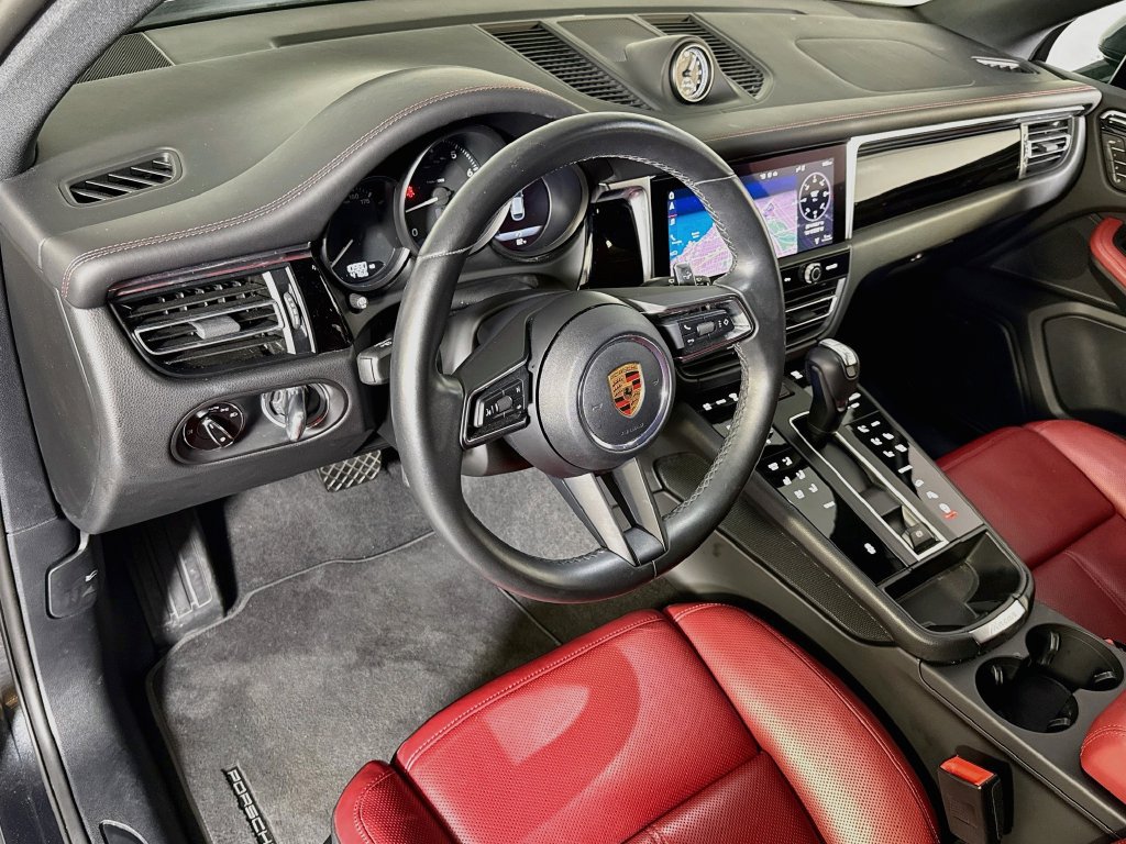 Certified 2025 Porsche Macan AWD/4WD image 4