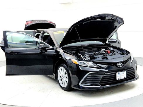 Certified 2022 Toyota Camry LE image 9
