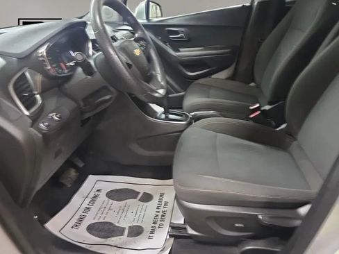 Used 2022 Chevrolet Trax LS w/ Tint and Cruise Package AWD/4WD image 9