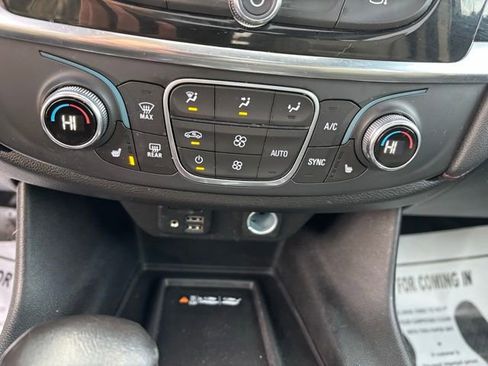 Used 2022 Chevrolet Traverse RS image 11