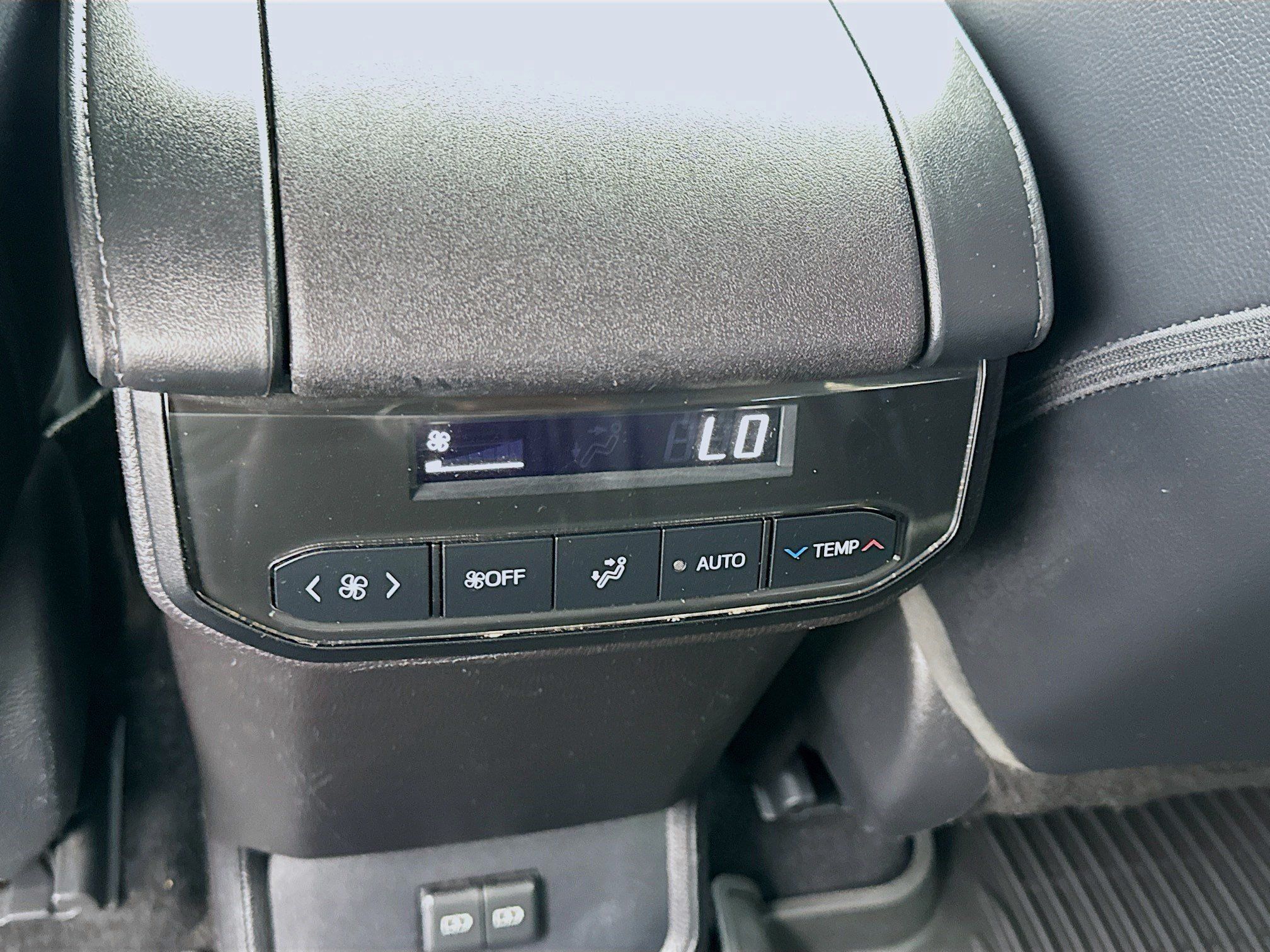 Used 2022 Toyota Highlander XLE AWD/4WD image 17