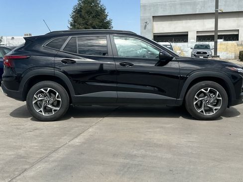 Used 2025 Chevrolet Trax LT FWD image 9
