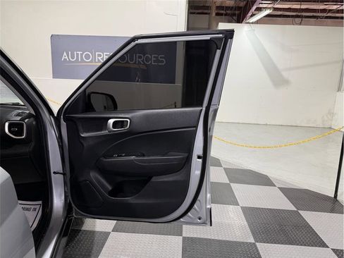 Used 2022 Hyundai Venue SEL image 28