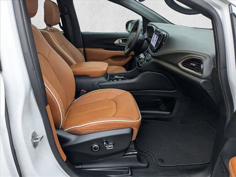Used 2025 Chrysler Pacifica Pinnacle image 24
