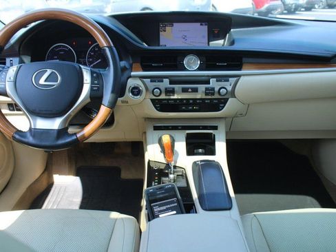 Used 2015 Lexus ES 300h w/ Navigation System Package FWD image 11