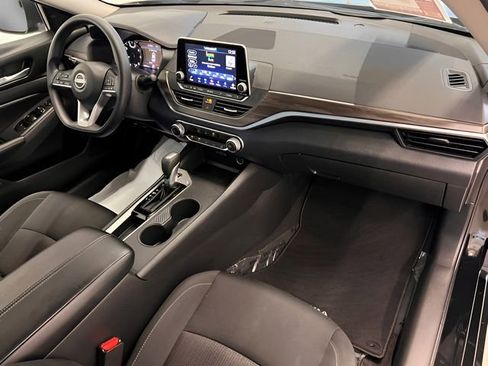 Used 2025 Nissan Altima 2.5 SV FWD image 9