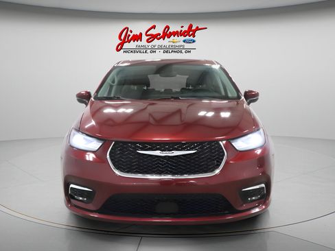 Used 2023 Chrysler Pacifica Touring-L FWD image 3
