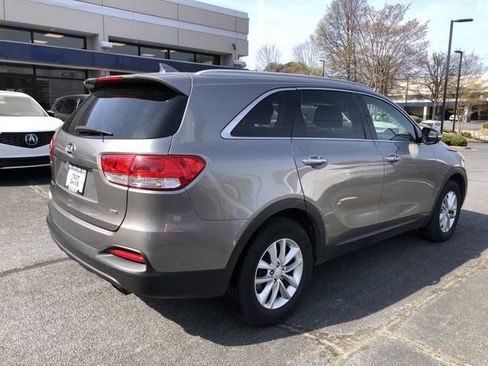 Used 2017 Kia Sorento LX w/ LX Convenience Package image 5