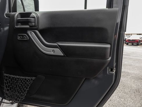 Used 2017 Jeep Wrangler Unlimited Sahara w/ Connectivity Group AWD/4WD image 33