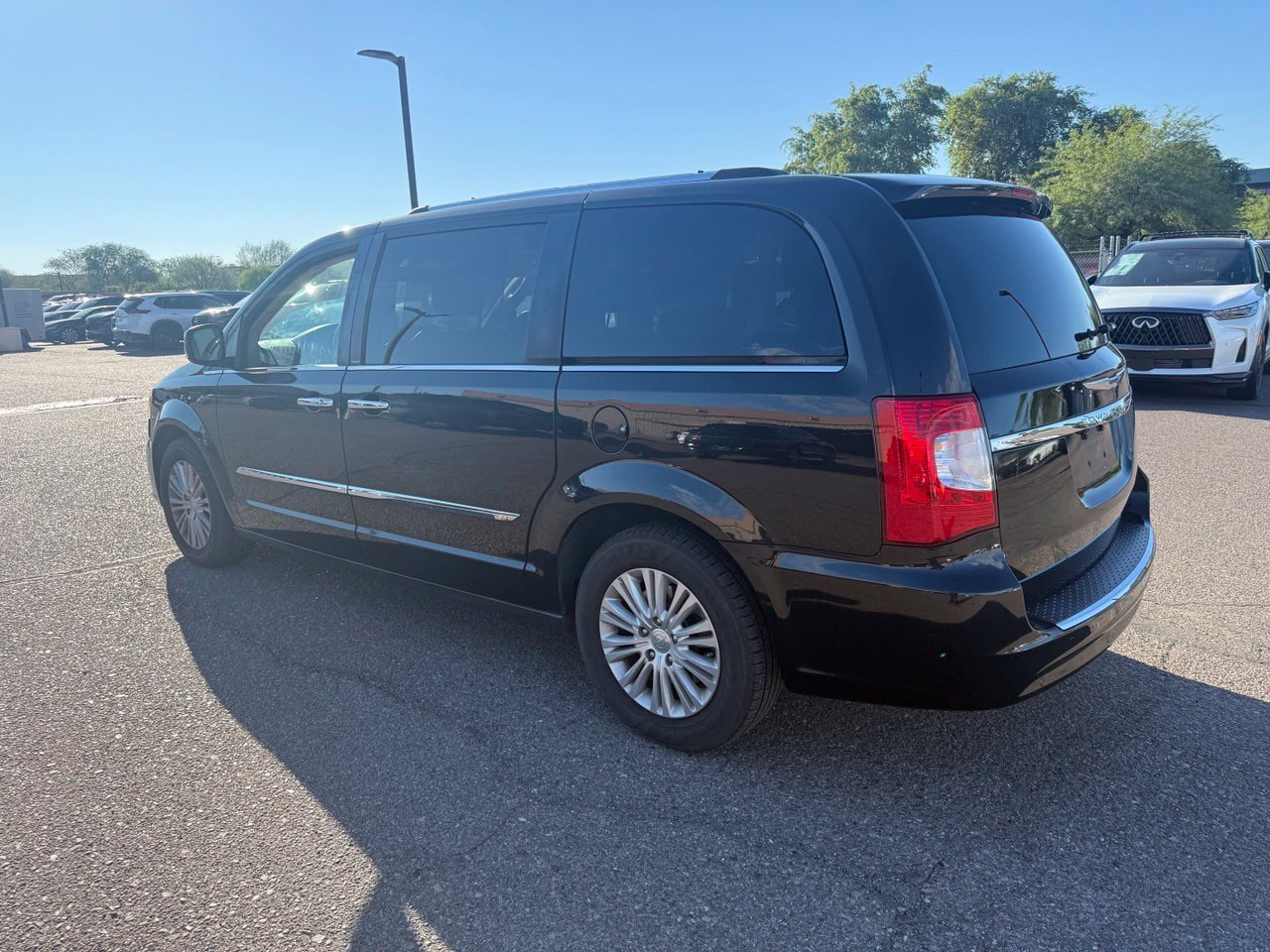Used 2013 Chrysler Town & Country Limited w/ Luxury Group FWD image 7