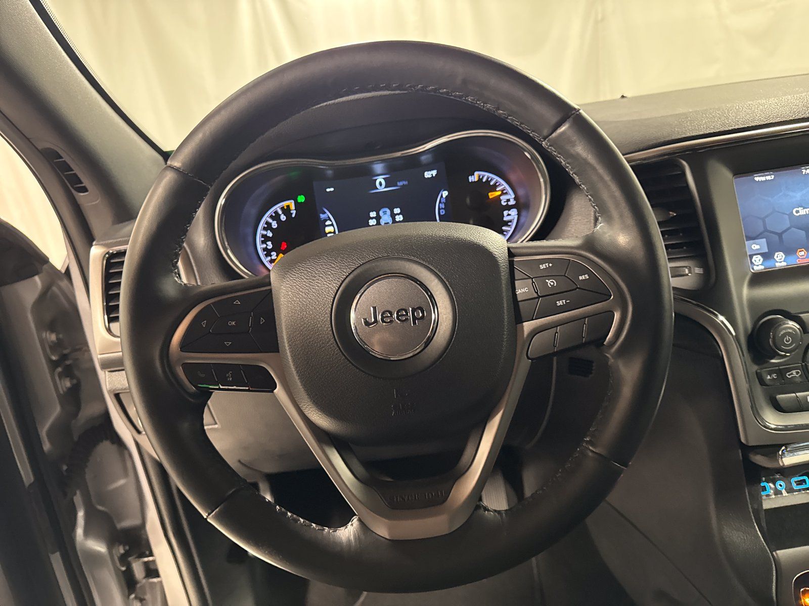 Used 2020 Jeep Grand Cherokee Laredo AWD/4WD image 15