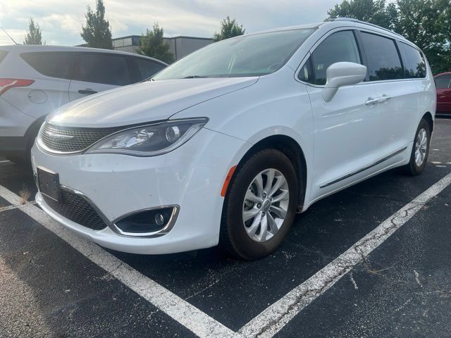 Used 2018 Chrysler Pacifica Touring-L FWD image 1