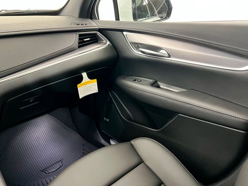 New 2025 Cadillac XT5 Luxury image 11