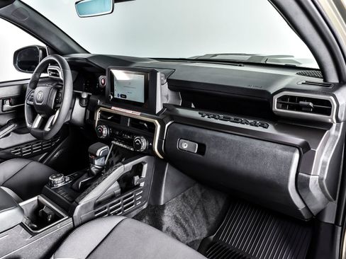 Used 2025 Toyota Tacoma TRD Sport AWD/4WD image 21