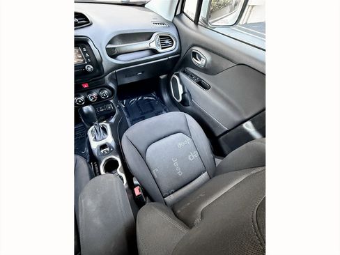Used 2017 Jeep Renegade Latitude image 9
