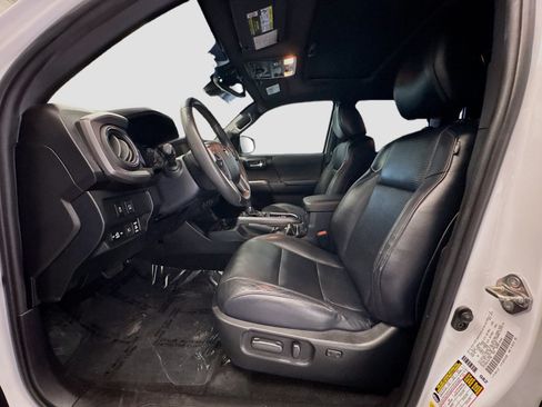 Used 2020 Toyota Tacoma TRD Off-Road w/ TRD Premium Off Road Package AWD/4WD image 13
