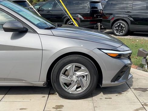 Certified 2025 Hyundai Elantra SE image 16