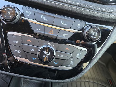 Used 2019 Chrysler Pacifica Limited w/ Advanced Safetytec Group image 18