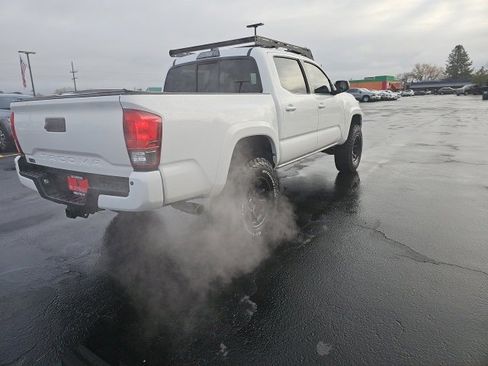 Used 2016 Toyota Tacoma TRD Sport image 49