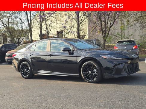 Used 2025 Toyota Camry SE w/ Convenience Package FWD image 1