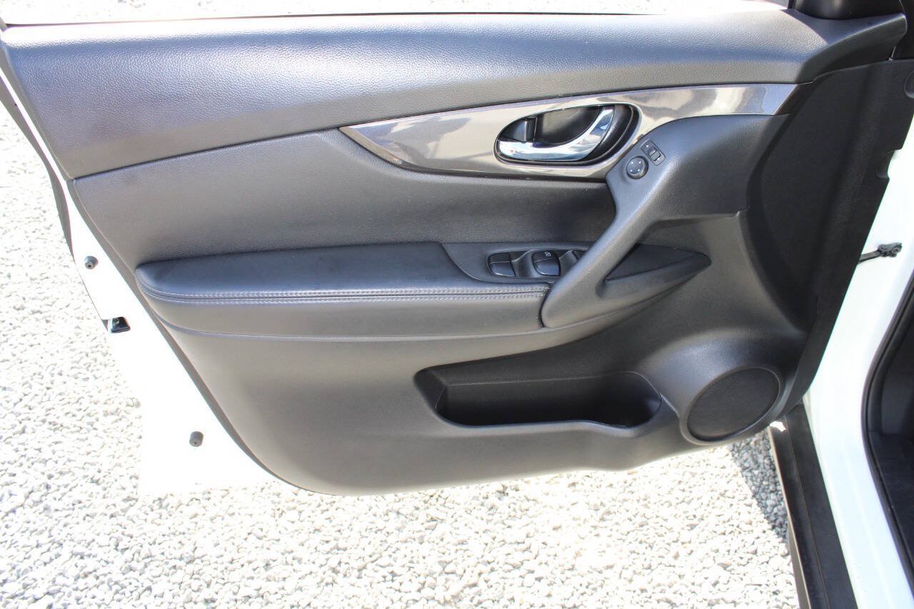 Used 2018 Nissan Rogue SV AWD/4WD image 19