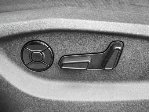 Used 2025 Volkswagen Tiguan SE R-Line image 21