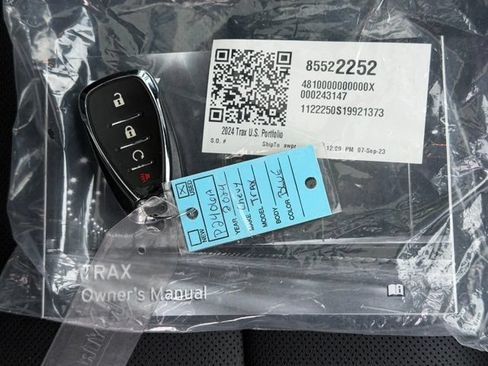 Certified 2024 Chevrolet Trax RS w/ Sunroof Package FWD image 32