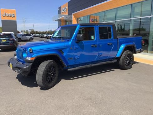 Used 2022 Jeep Gladiator Sport AWD/4WD image 5