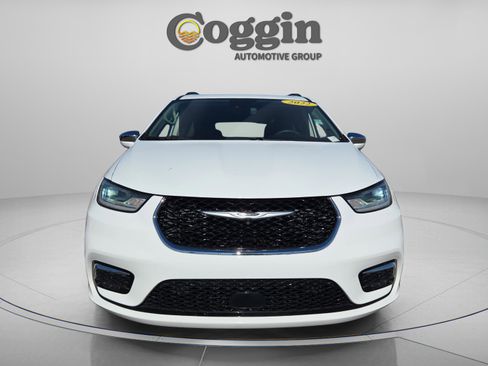 Used 2022 Chrysler Pacifica Limited w/ Uconnect Theater Family Group image 9