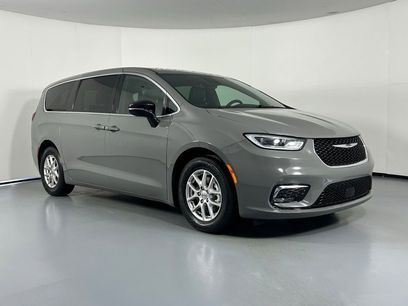 Used 2025 Chrysler Pacifica Select